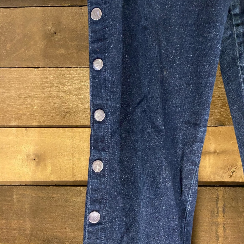Cute side button down leg stretch jeans